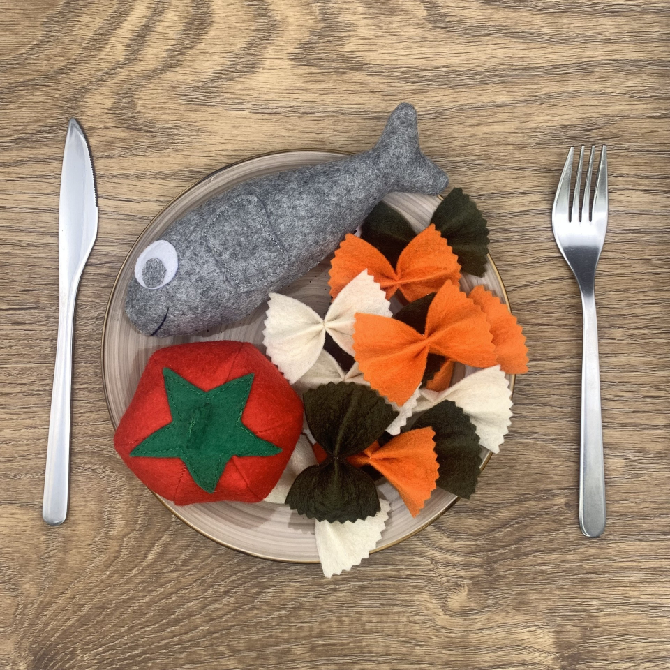 Poisson, farfalle, et tomate en feutrine. Dînette en feutrine pour éveiller la créativité des enfants.