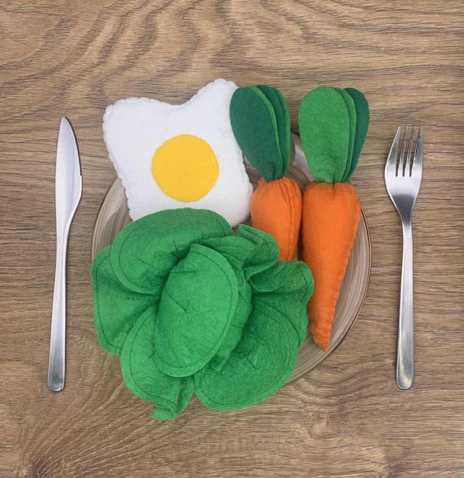 Salade, carotte et œuf au plat en feutrine Eléments de dînette cousus man pour jeu d'imitation
