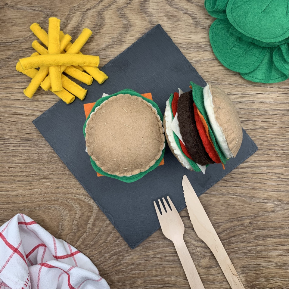 Burger et frites en feutrine, cousus à la main, dînette réaliste et sécurisée pour les tout-petits.