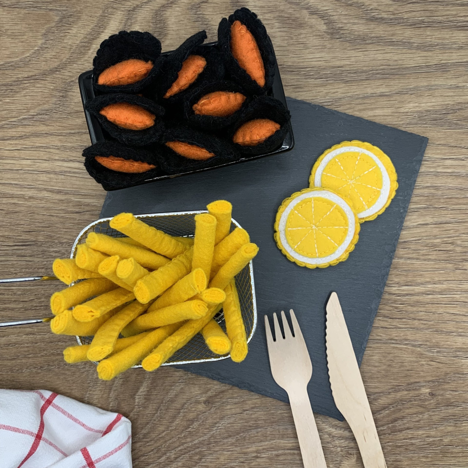 Moules et frites en feutrine, création artisanale de dînette en feutrine pour jeu d'imitation culinaire.